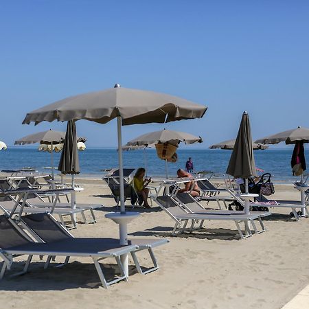 Hotel Commodore Cervia Exterior photo